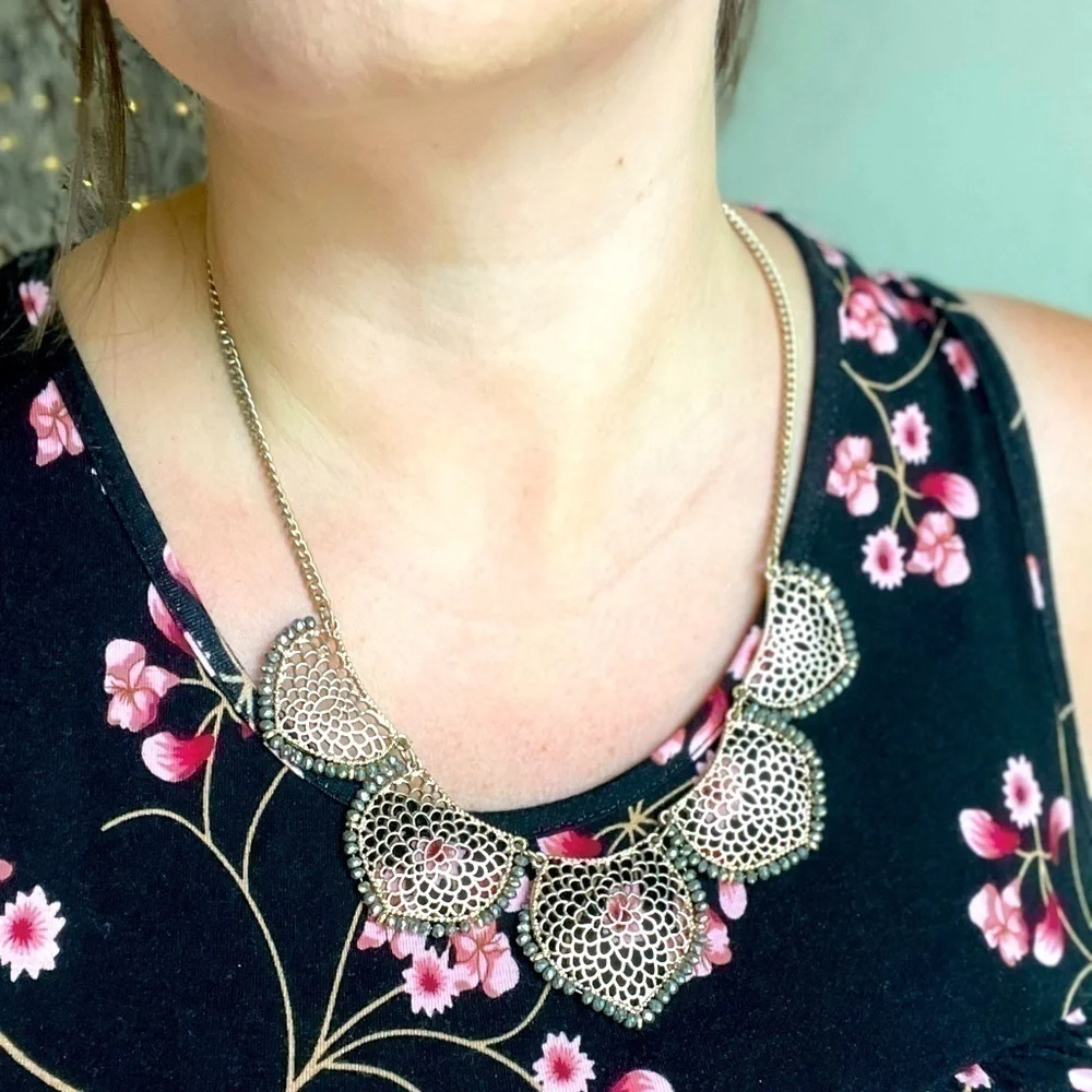 Statement necklace, great condition and very pretty!